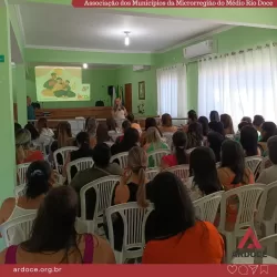 Profissionais da educação de Alvarenga recebem palestra